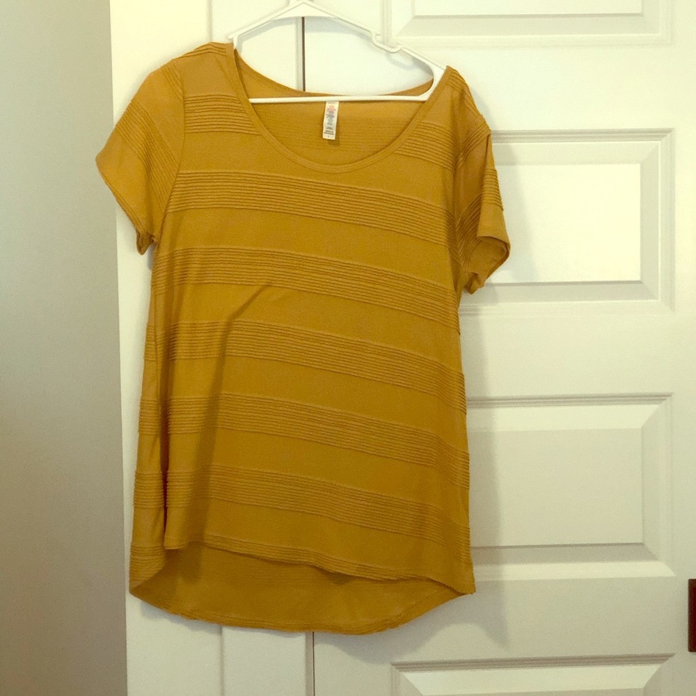 LuLaRoe Classic tee.